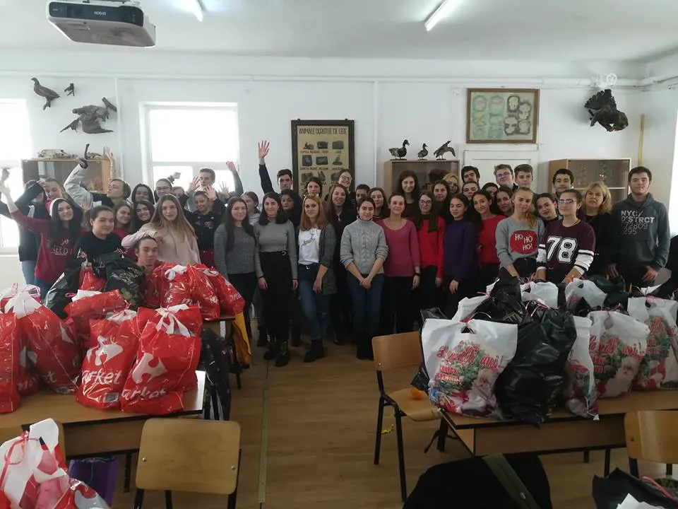 Elevii, alături de copii și vârstnici
