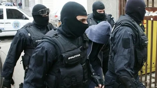 Bandă de hoţi, prinsă în urma unor percheziţii. Mascaţi şi cu mănuşi, indivizii ar fi dat mai multe lovituri în Hunedoara