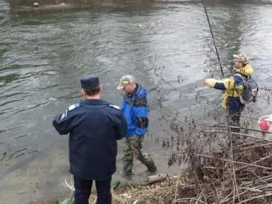 Doi hunedoreni prinşi în timp ce pescuiau ilegal, cu plasă monofilament, în râul Strei