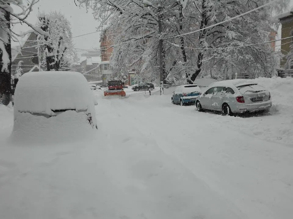 FOTO+VIDEO:  Valea Jiului, sub asediul zăpezii