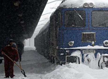Tren blocat în Defileul Jiului. Pasagerii sunt transportați la Petroșani cu microbuzele