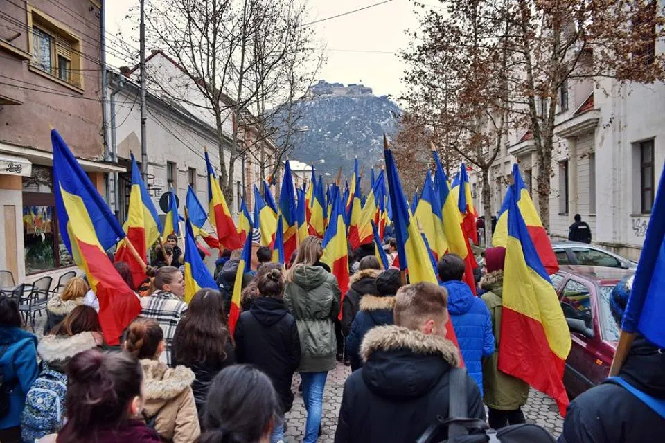 Paradă cu steaguri tricolore prin centrul vechi al Devei, cu prilejul „Micii Uniri”