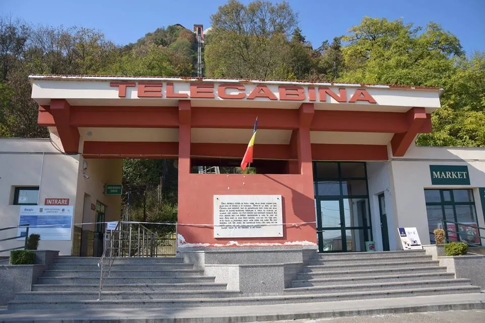 Se lucrează la telecabina de pe Cetatea Devei. Fortăreaţa medievală, ocolită de turişti de când instalaţia pe cablu s-a stricat