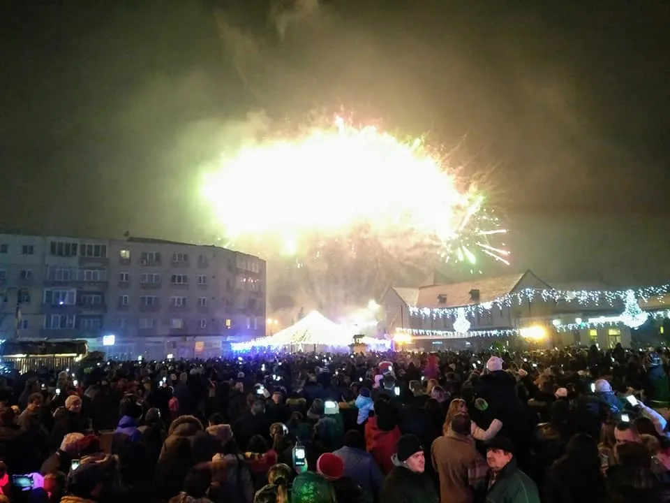 FOTO| Și brădenii au sărbătorit în stradă noaptea trecerii dintre ani