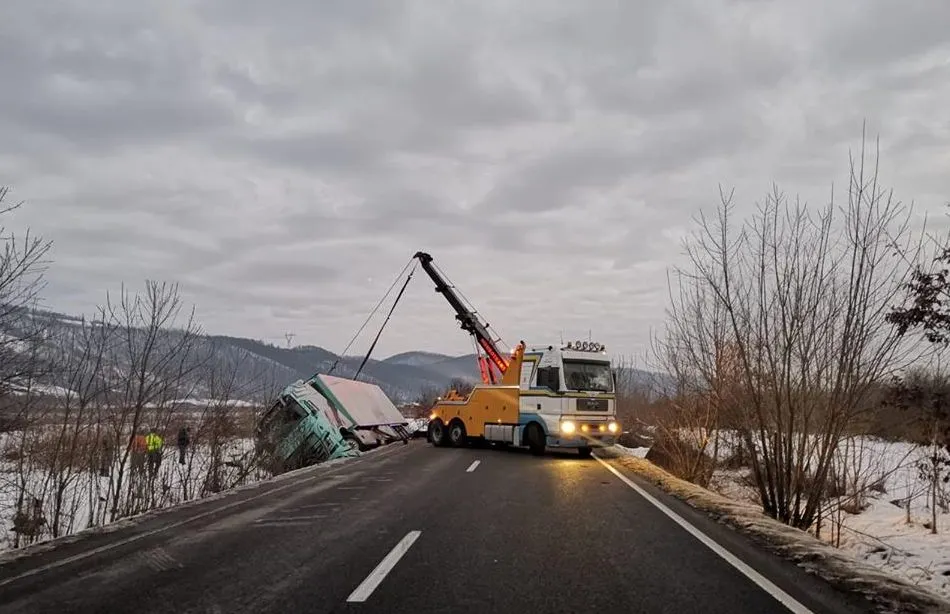 FOTO| Trafic blocat pe DN 7, între Tătărăşti şi Zam, din cauza unui TIR răsturnat