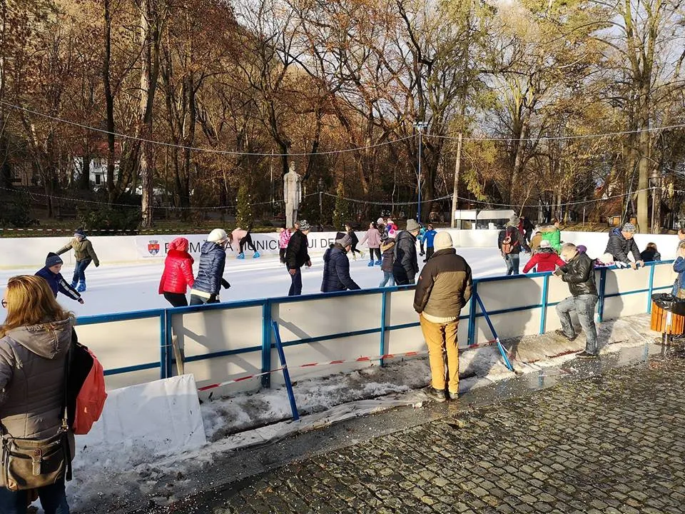 Patinoarul din Deva a atras mulţi localnici amatori de distracţie pe gheaţă