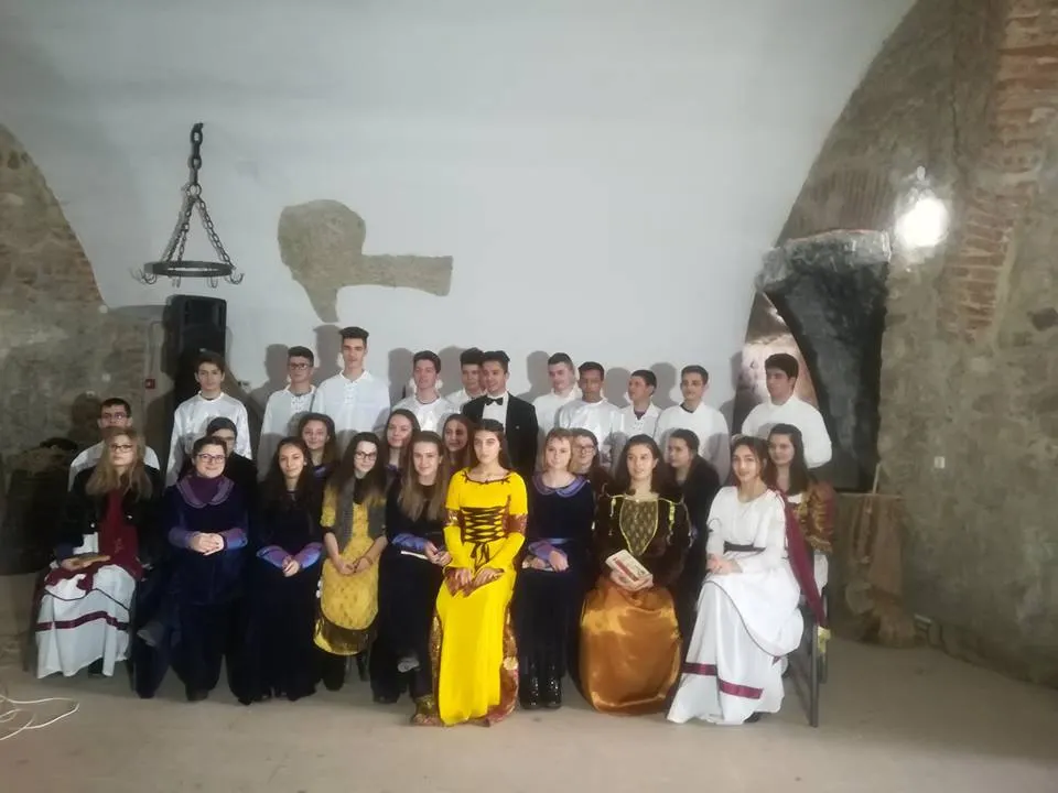 Lecţie de dragoste, la Castelul Corvinilor. Elevii hunedoreni au adus elogiul iubirii dintre Mihai Eminescu şi Veronica Micle