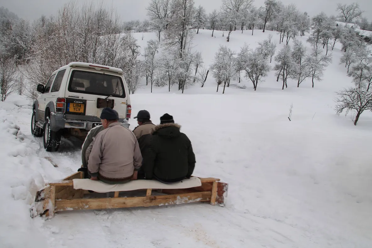 FOTO| Deszăpezire „made in România”, într-un sat de munte din Hunedoara. Oamenii își curăță singuri drumul