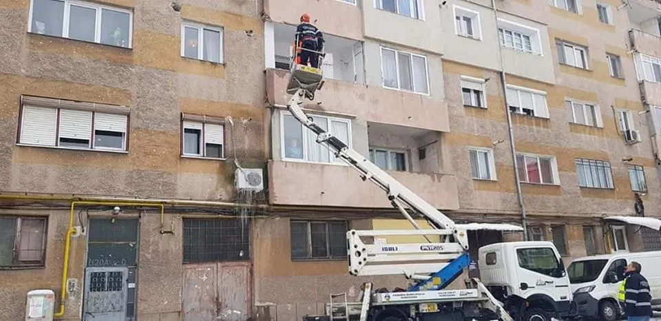 Țurțurii, un real pericol pentru trecători. Pompierii, solicitați să intervină pentru înlăturarea acestora