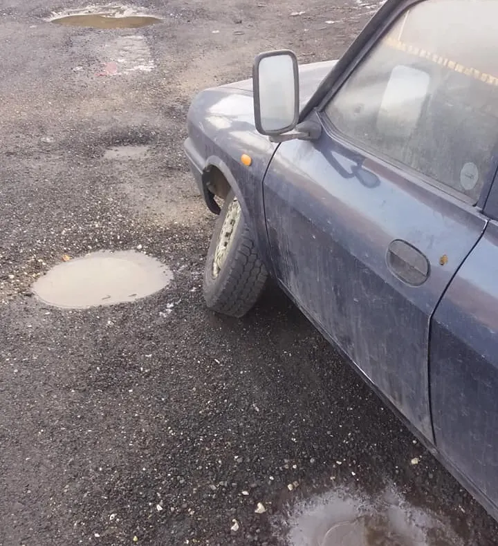 Şoferii „îşi rup” maşinile în craterele de pe DN 7. „Pentru asta trebuie să plătim rovinietă?!”