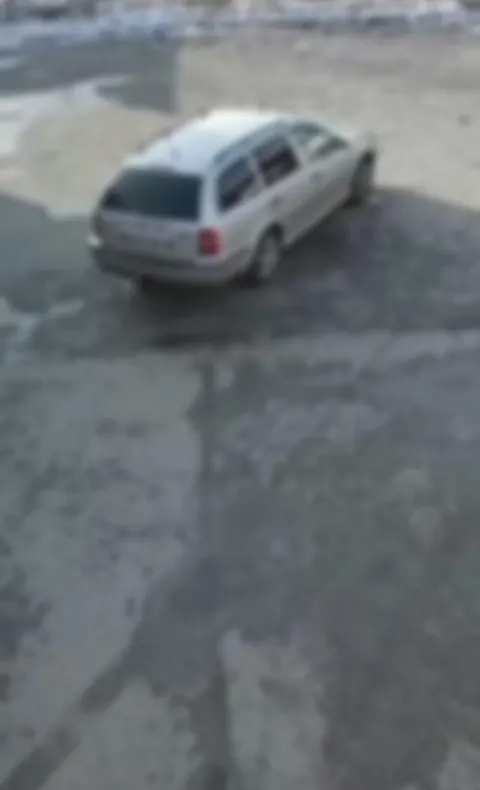 Întâmplare ca în filme. Polițist „agățat” de portiera unei mașini furată din Hunedoara și târât câțiva metri