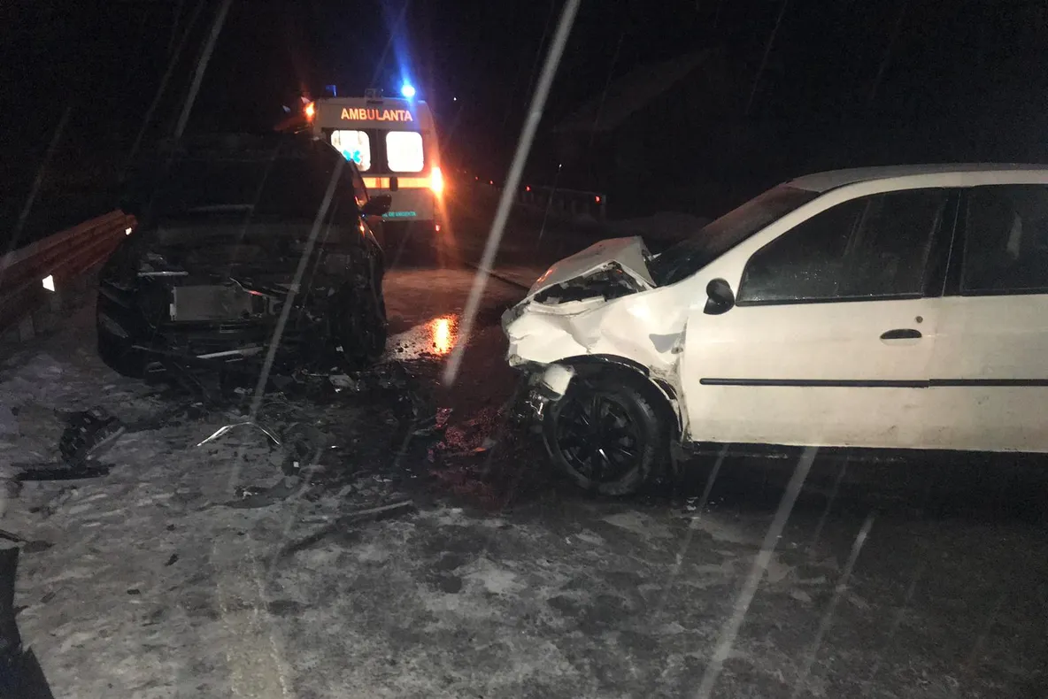 Trei răniți în urma unui accident rutier produs pe DN 76, la ieșirea din Vălișoara