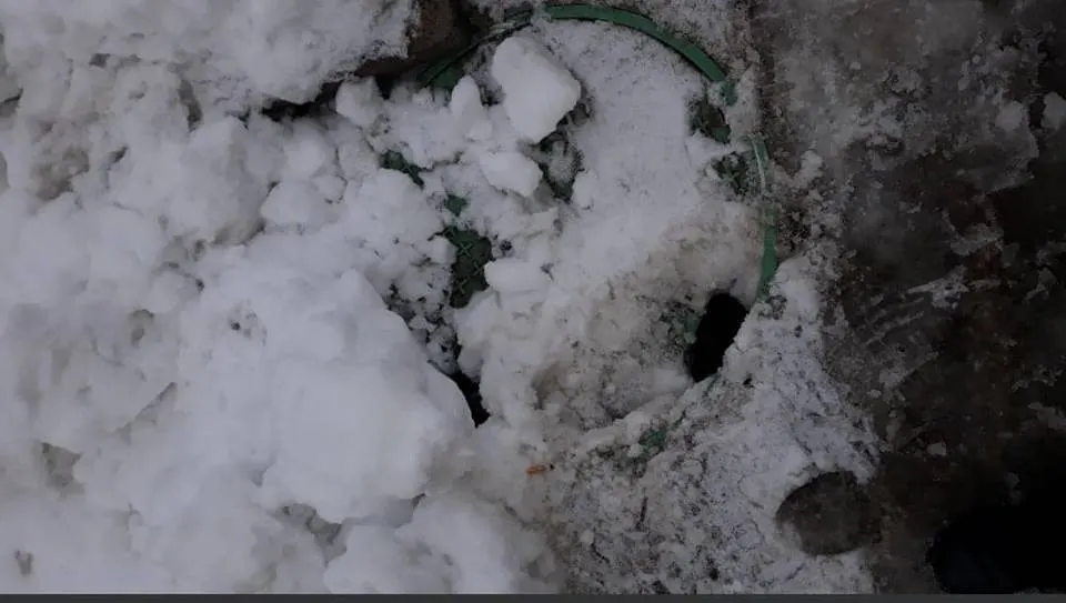 Cratere în asfalt în jurul gurilor de canal
