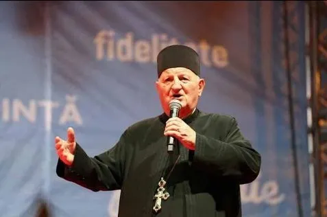 Spectacol la Brad, de „Mica Unire” cu participarea preotului Doru Gheaja, părintele cântecului „Aşa-i românul”