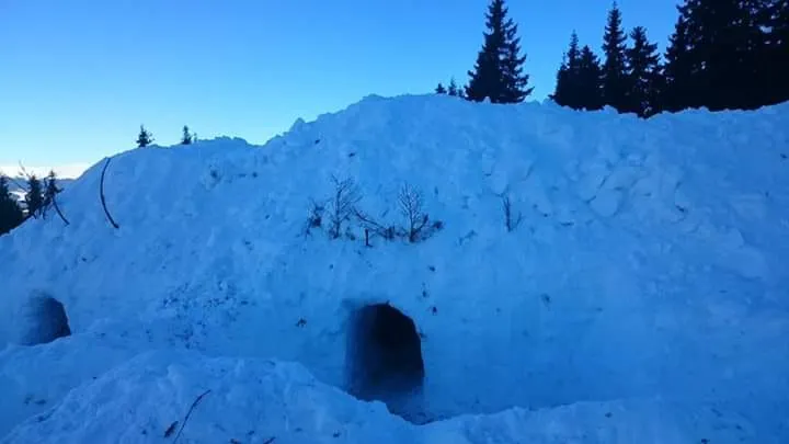 Inedit. Tabără de iglu în stațiunea montană Parâng