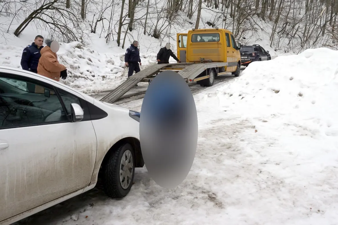 Mașina unui preot neamț, rămasă în pană lângă Sarmizegetusa Regia. SCRISOARE de mulțumire pentru jandarmii montani