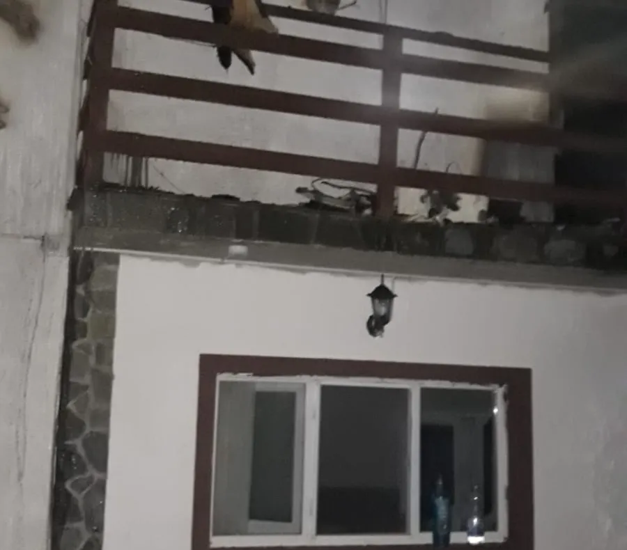 Incendiu la o casă din Aninoasa. Un bărbat a ajuns la spital