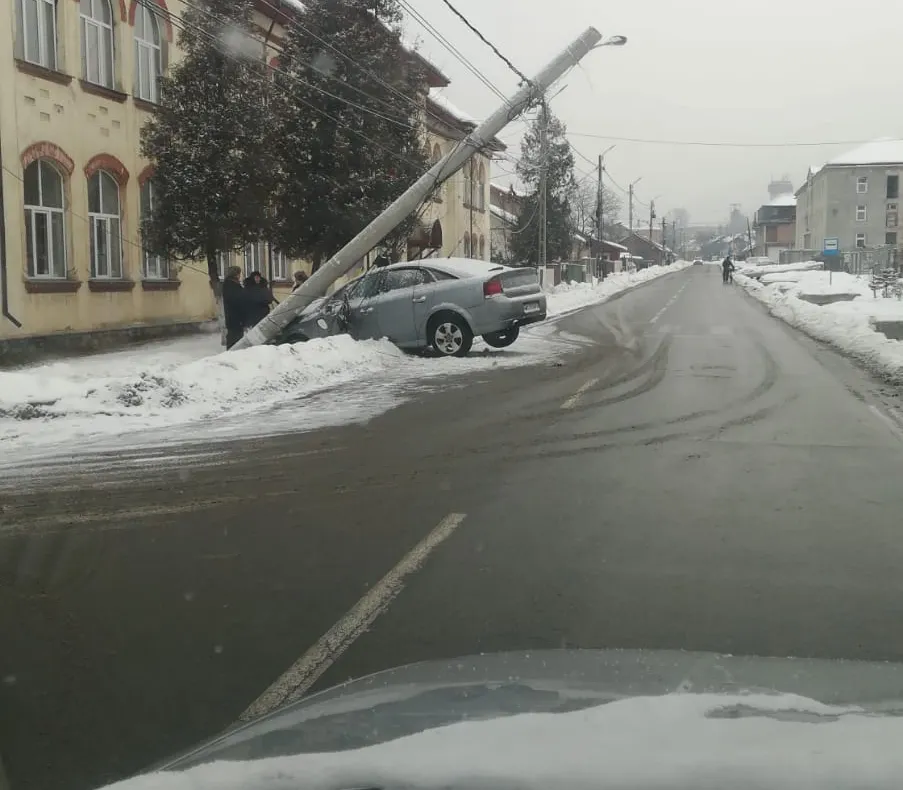 A intrat cu mașina în stâlpul de iluminat public
