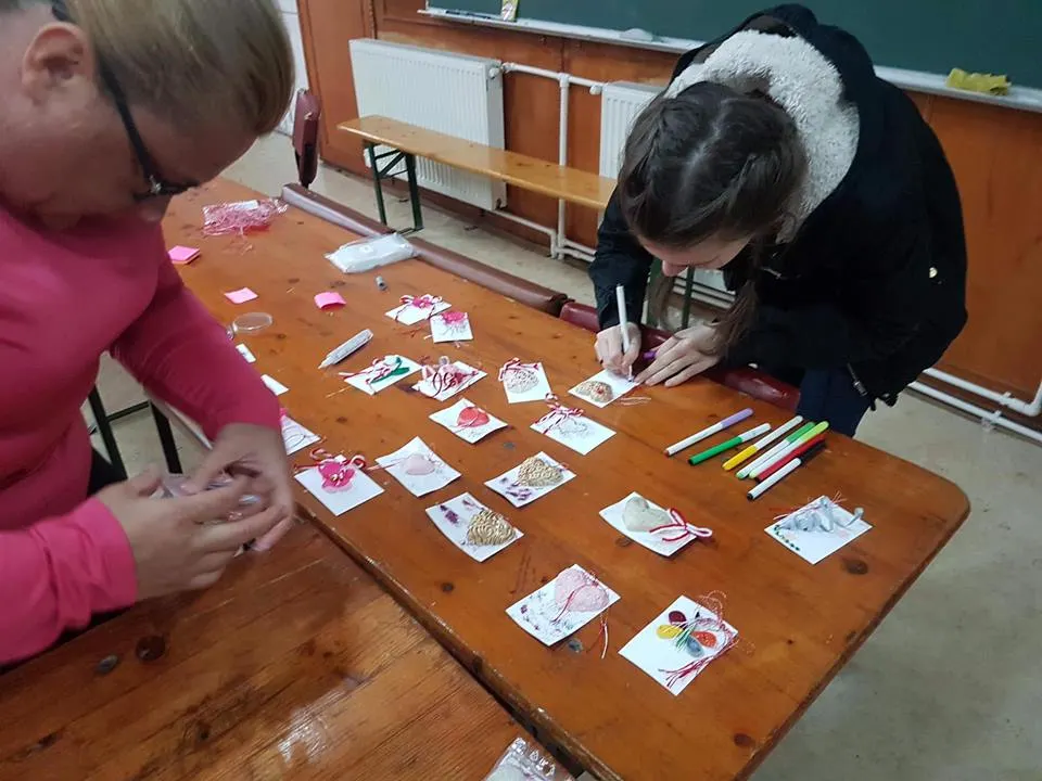 Mărţişoare handmade, confecţionate de voluntarii Crucii Roşii Deva, în scop caritabil