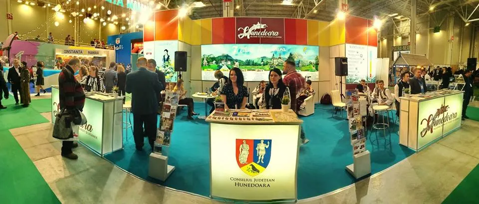 Standul judeţului Hunedoara atrage mii de vizitatori la Târgul de Turism al României, de la Romexpo