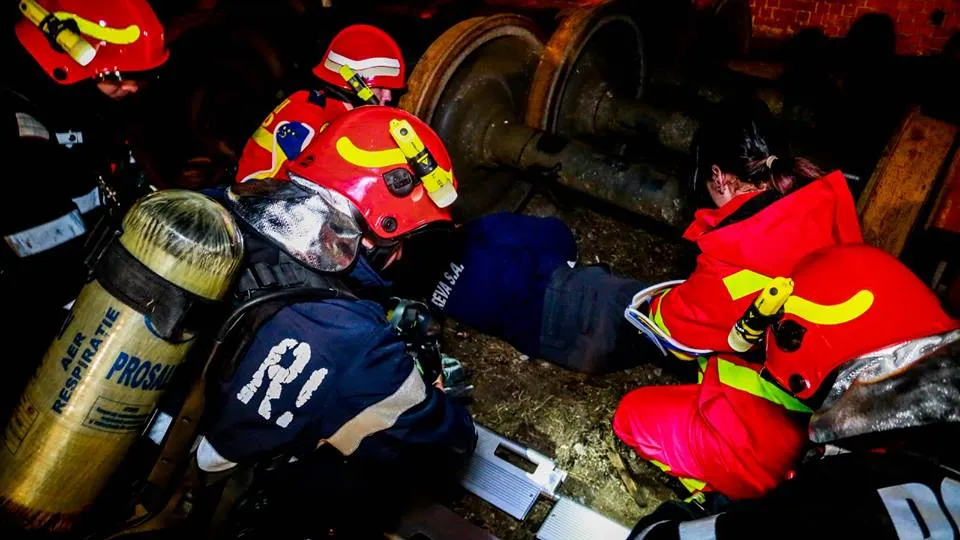 FOTO| Pompierii din Deva au simulat producerea unui cutremur de 6,5 grade pe scara Richter