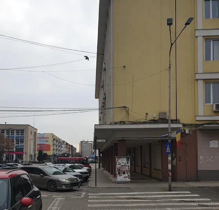 Pericol în centrul istoric al Devei. Cade tencuială în gangul de la AJOFM!