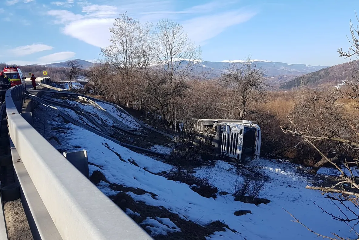 FOTO| TIR răsturnat pe marginea DN 66, în localitatea Merișor