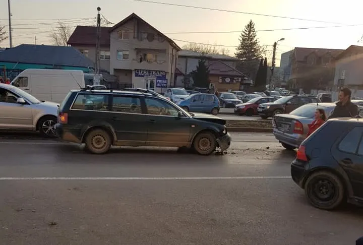 FOTO+VIDEO: Persoană încarcerată în urma unui accident rutier