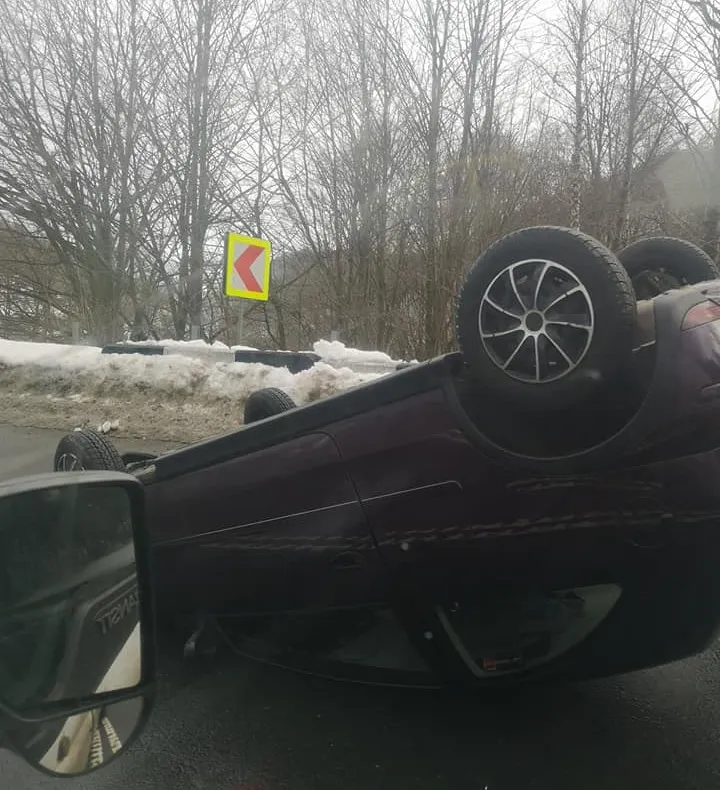 Două persoane încarcerate într-un autoturism răsturnat