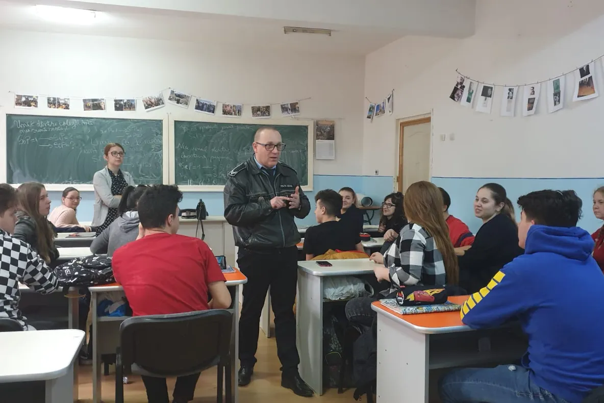 „Lecţii” despre răspundere penală la un liceu din Deva