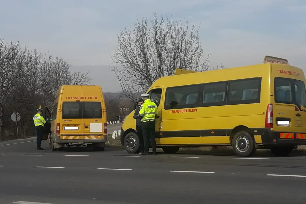 Microbuz şcolar cu ITP-ul expirat. Şoferul avea probleme şi cu valabilitatea permisului