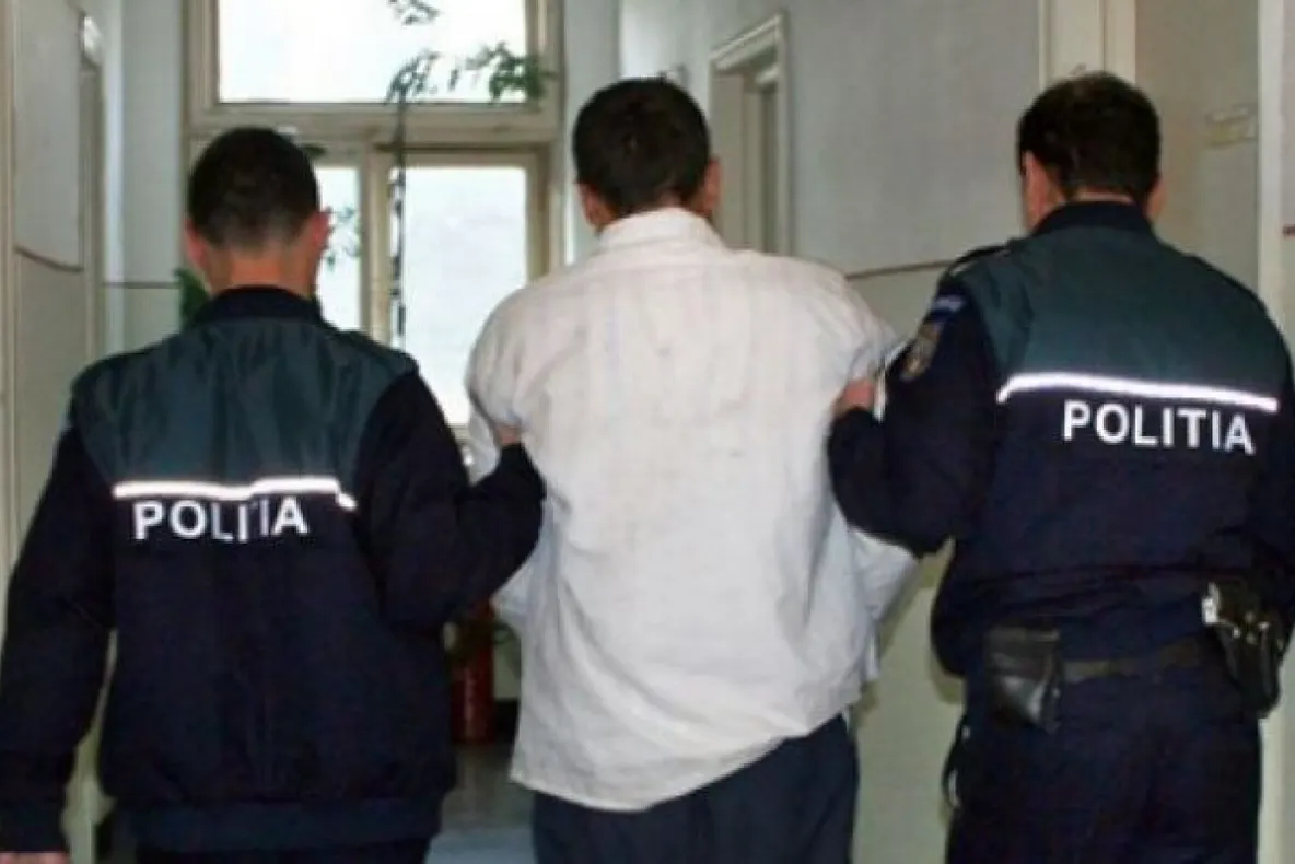 O nouă metodă de tâlhărie. O îmbrățișare l-a lăsat pe un bătrân fără 1500 de lei