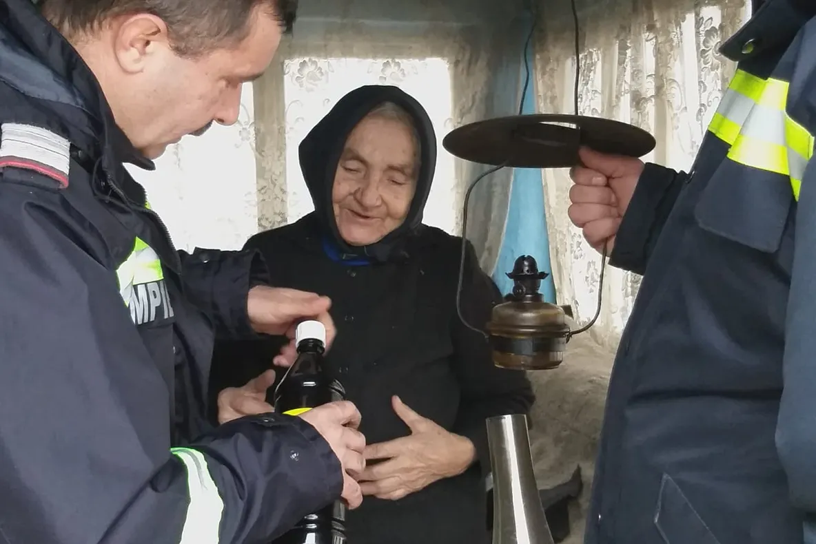 FOTO+VIDEO: Pompierii hunedoreni, alături de bunicii din satele de munte