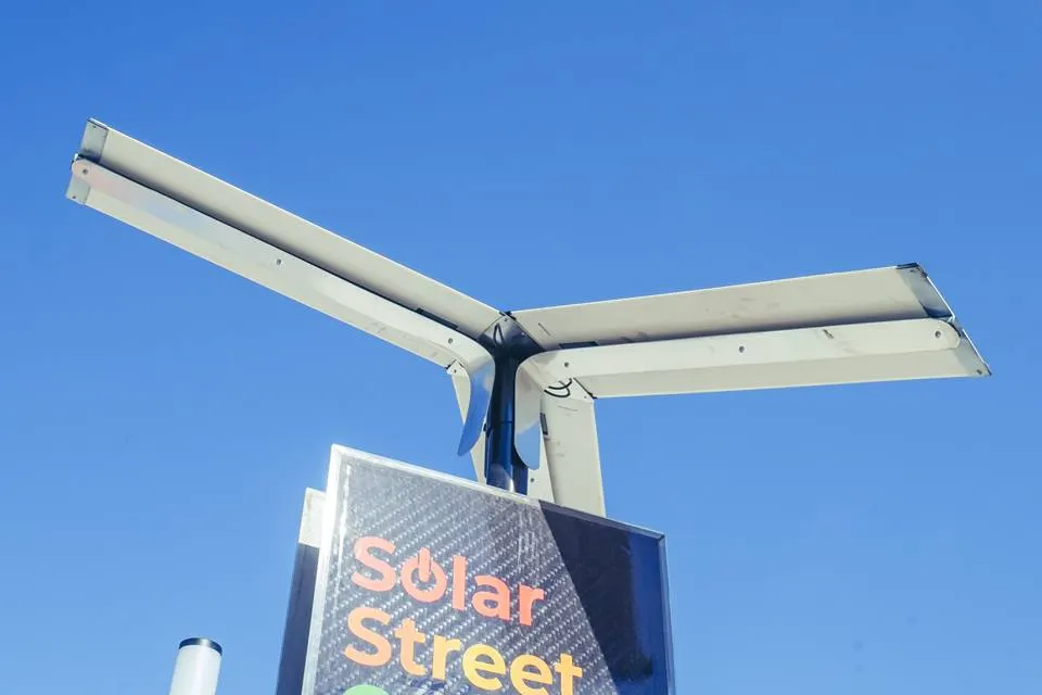 FOTO| Hunedoara are staţii solare de încărcare a telefoanelor mobile