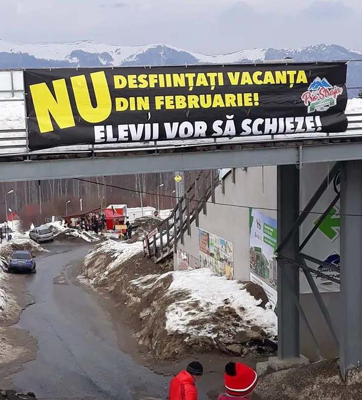 Banner împotriva desfiinţării vacanţei din februarie, afişat la Straja