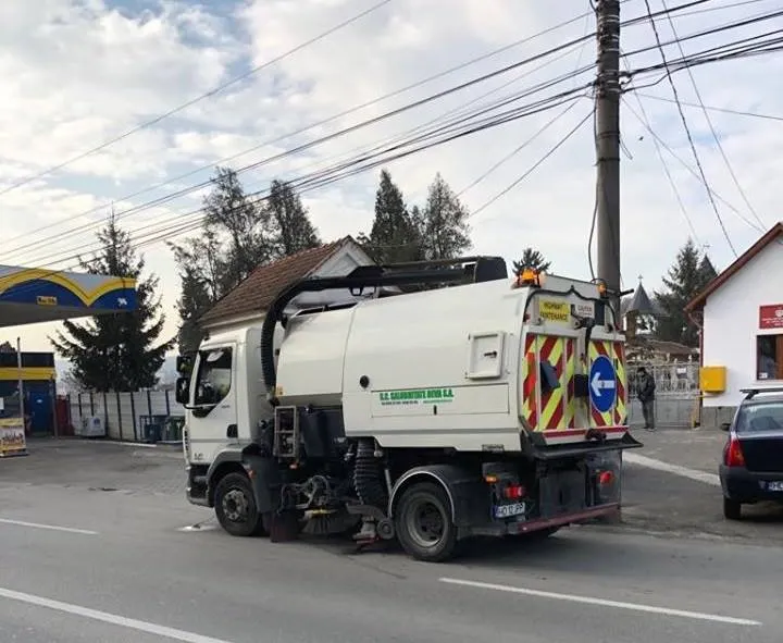 Igienizare pe un bulevard aglomerat din centrul Devei. Apel la şoferi să nu îşi parcheze maşinile