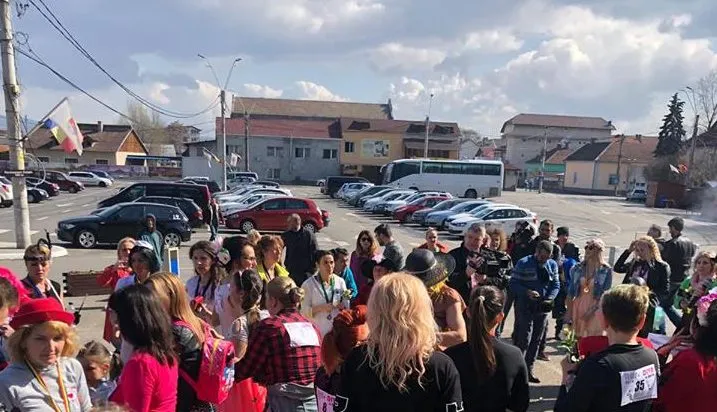 Zeci de doamne şi domnişoare au alergat ca „divele”, la Deva