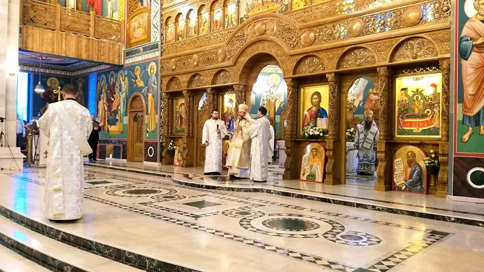 Mitropolitul Ardealului, în județul Hunedoara. Credincioşi, prezenţi la slujbă în număr mare