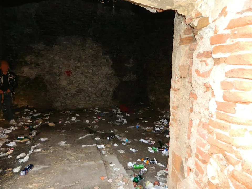 Bătaie de joc la adresa cetății medievale din Orăștie. Bărbat surprins în timp ce vroia să își facă nevoile