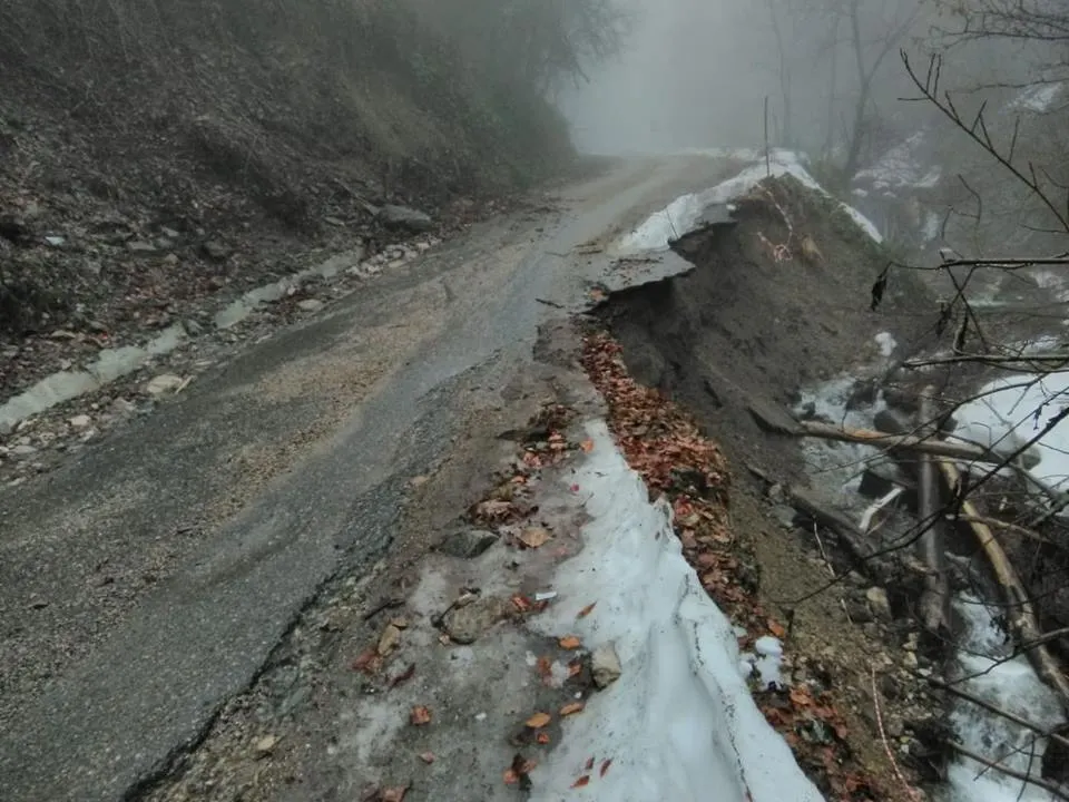 Turiștii pot vizita Sarmizegetusa Regia, însă sunt nevoiți să parcurgă patru kilometri pe jos