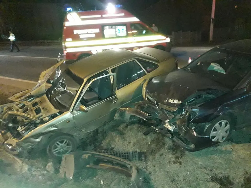 ASEARĂ. Două mașini s-au ciocnit frontal pe DN 7, la Simeria