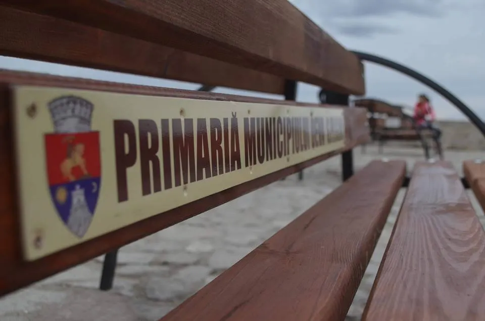 GAFĂ. Denumirea Primăriei Deva, scrisă greșit pe băncuțele amplasate în Cetatea orașului
