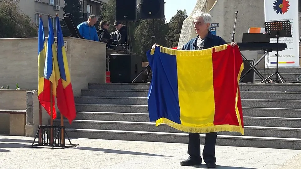 FOTO| Profesorul Francisc Micola, șlefuitorul de talente, premiat în centrul Devei. O viață dedicată catedrei și artei muzicale