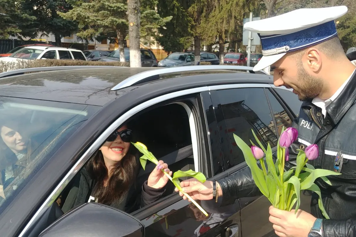 FOTO| Poliţiştii hunedoreni „au amendat” şoferiţele cu flori şi mărţişoare