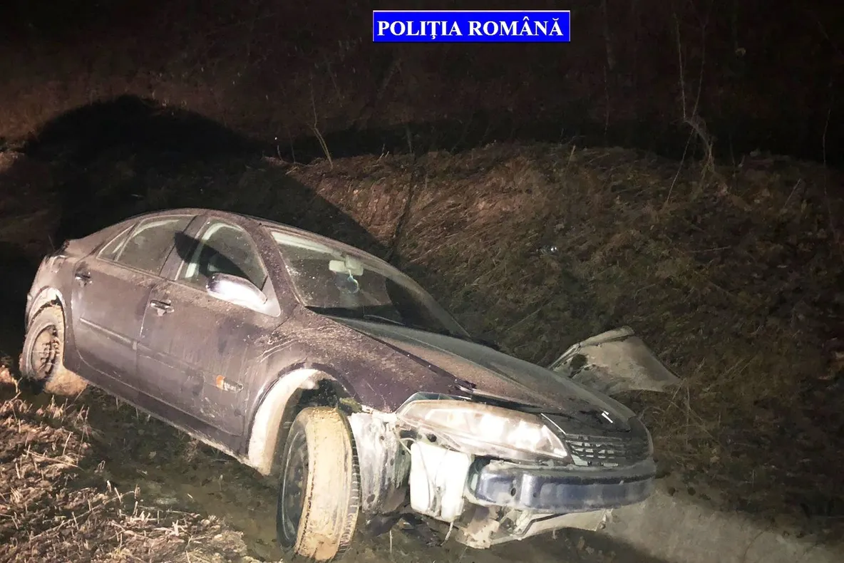 Ghinion pentru un șofer hunedorean. A ajuns cu mașina într-un șanț