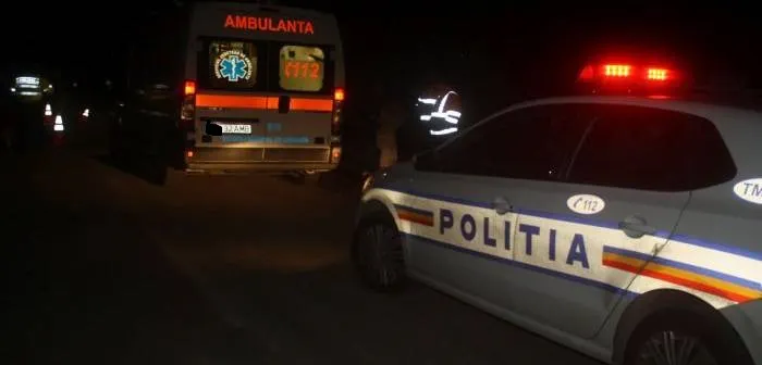 O șoferiță a intrat cu mașina într-un stâlp de iluminat din Deva. Tânăra, rănită grav