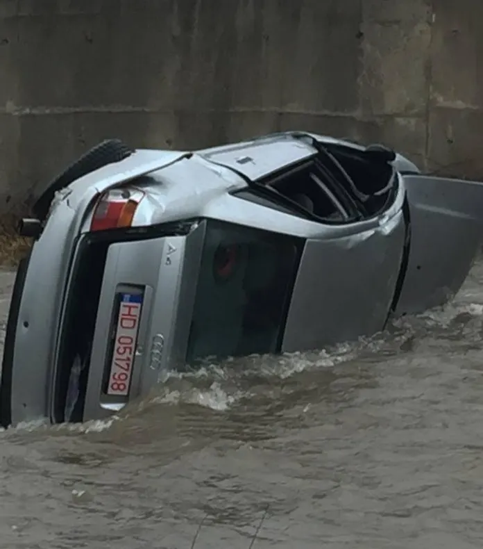 Beat și fără permis a plonjat cu mașina în râu