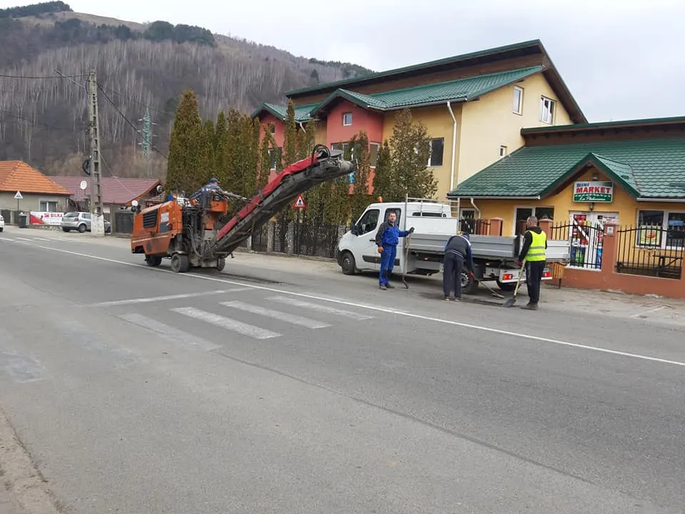 Primăvara au răsărit...gropile