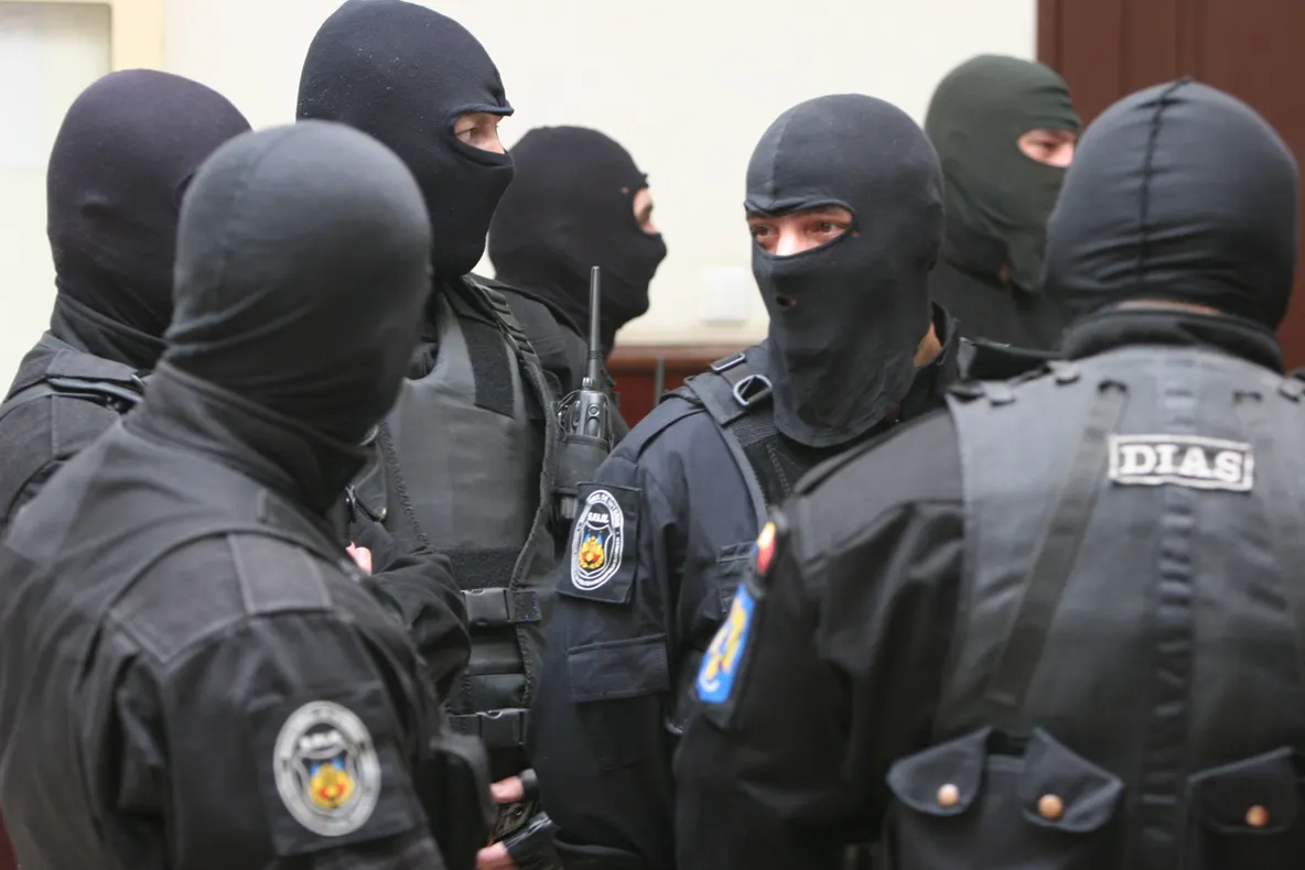 Percheziţii în 22 de judeţe ale ţării, printre care şi Hunedoara, la suspecţi de comerţ ilegal cu tutun