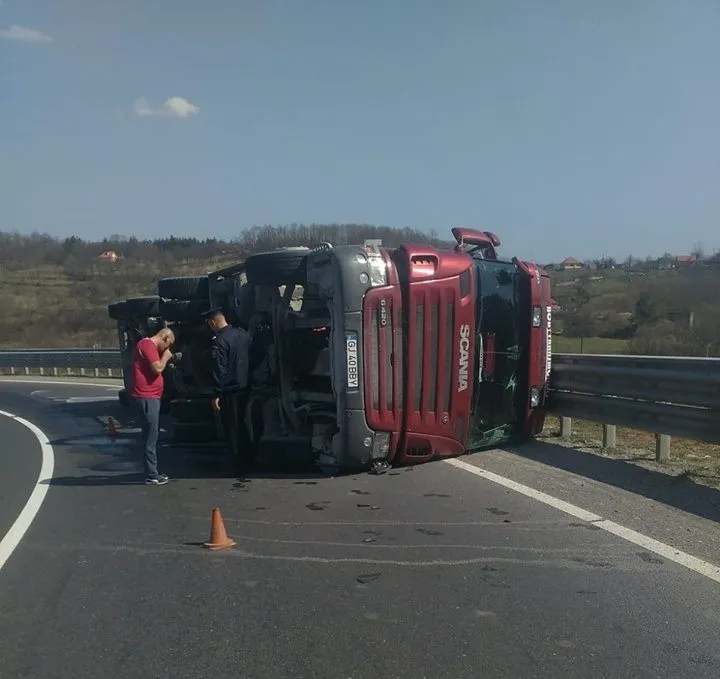 Un camion care transporta ciment s-a răsturnat pe DN 76, la Vălișoara